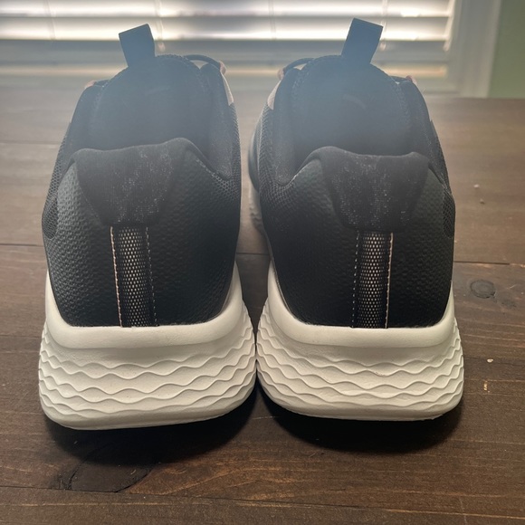 Sketchers Size 9.5 - Picture 5 of 11